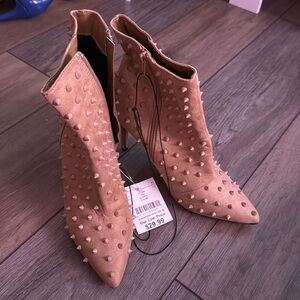 Size 9 ZEENA TAN HEEL BOOTS NWT NO PETS NO SMOKING